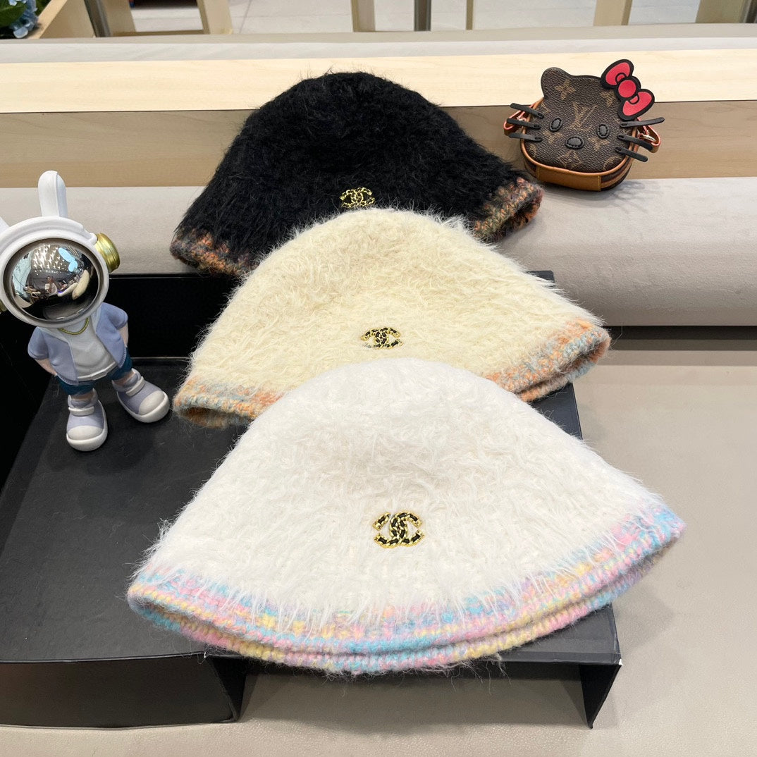 CHANEL BUCKET HAT IN WHITE LAMB FUR 419468
