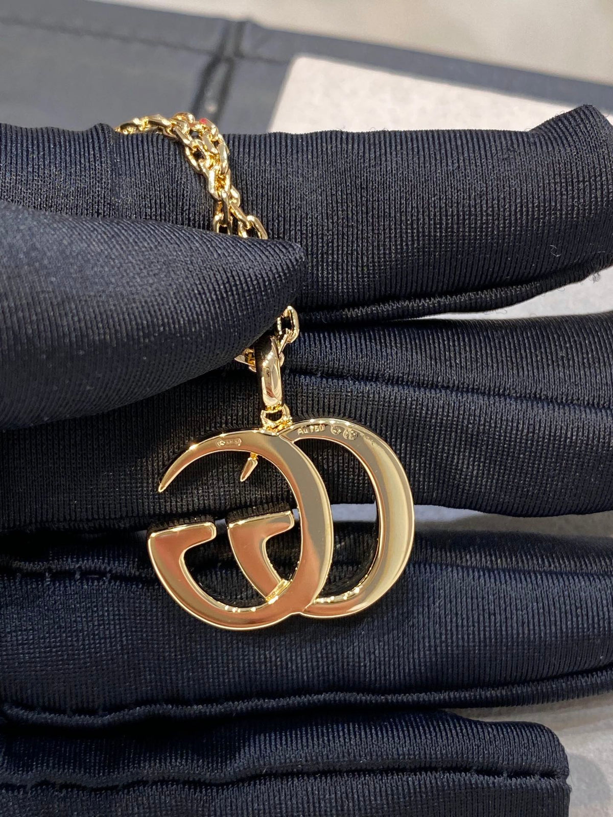GUCCI PEDANT GOLD NECKLACE