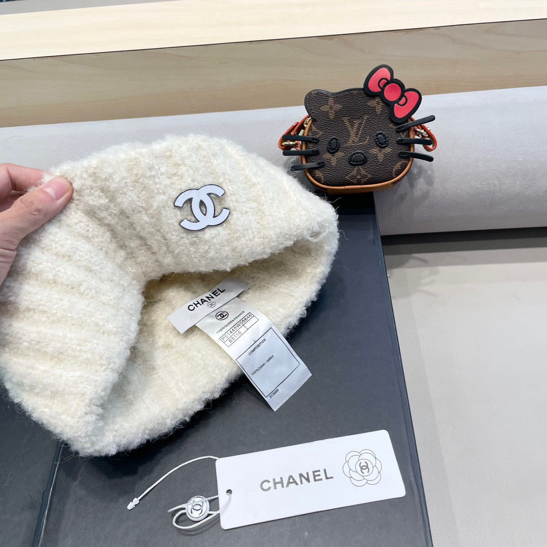 CHANEL BEANIE HAT IN WHITE WOOL 413328