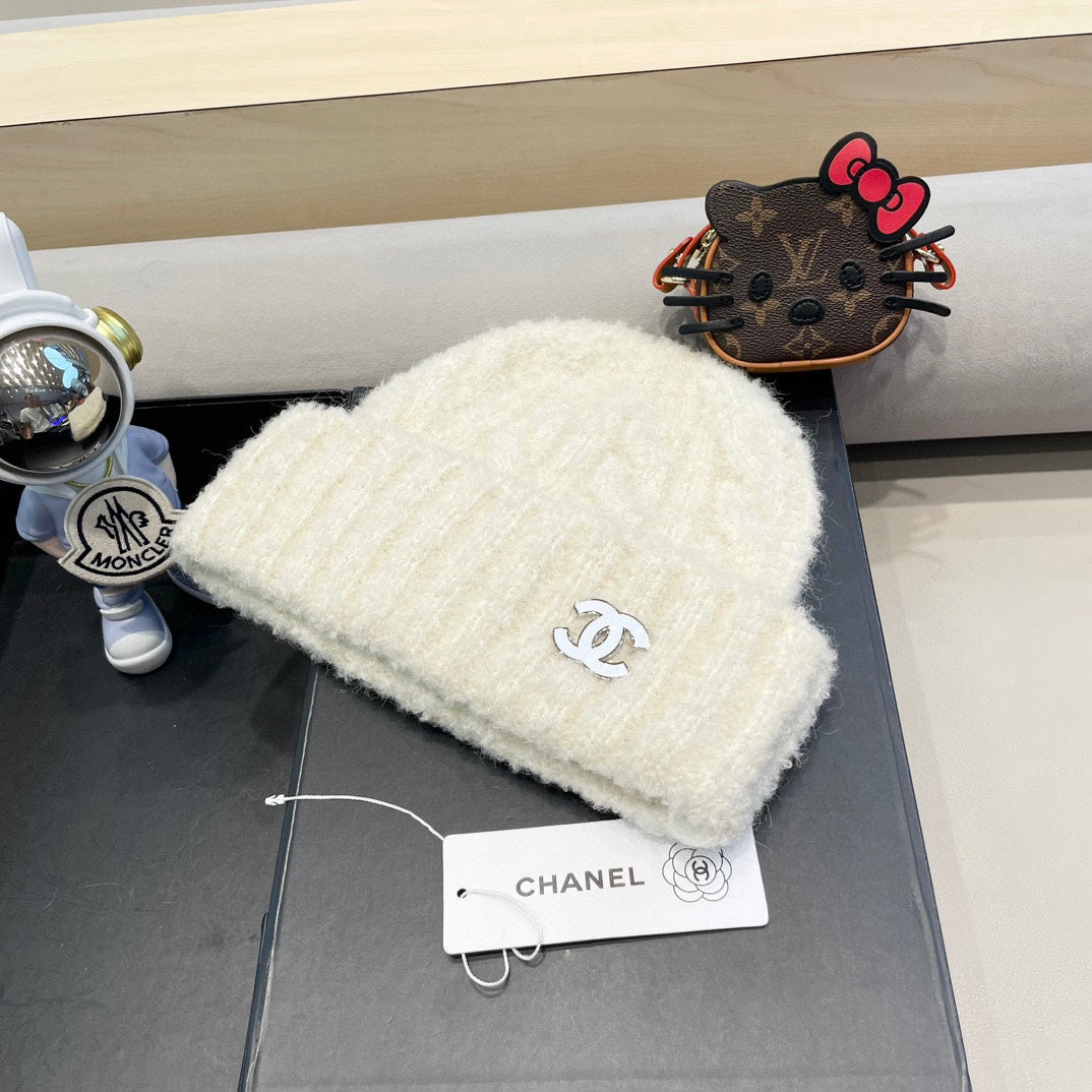 CHANEL BEANIE HAT IN WHITE WOOL 413328