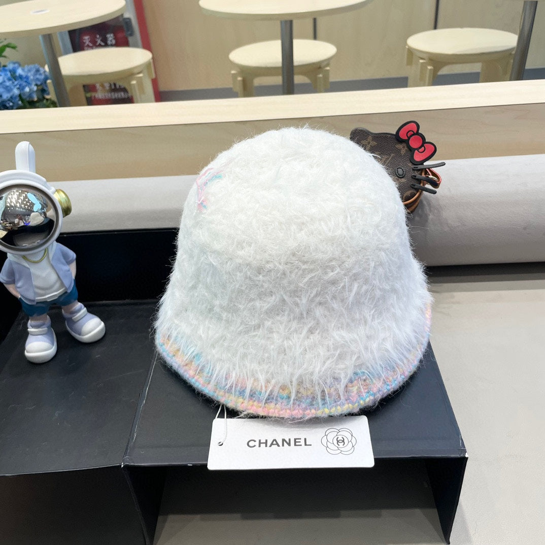 CHANEL BUCKET HAT IN WHITE LAMB FUR 419468