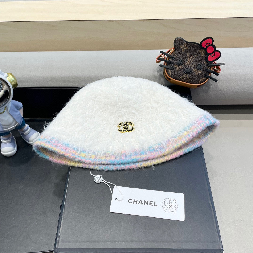 CHANEL BUCKET HAT IN WHITE LAMB FUR 419468