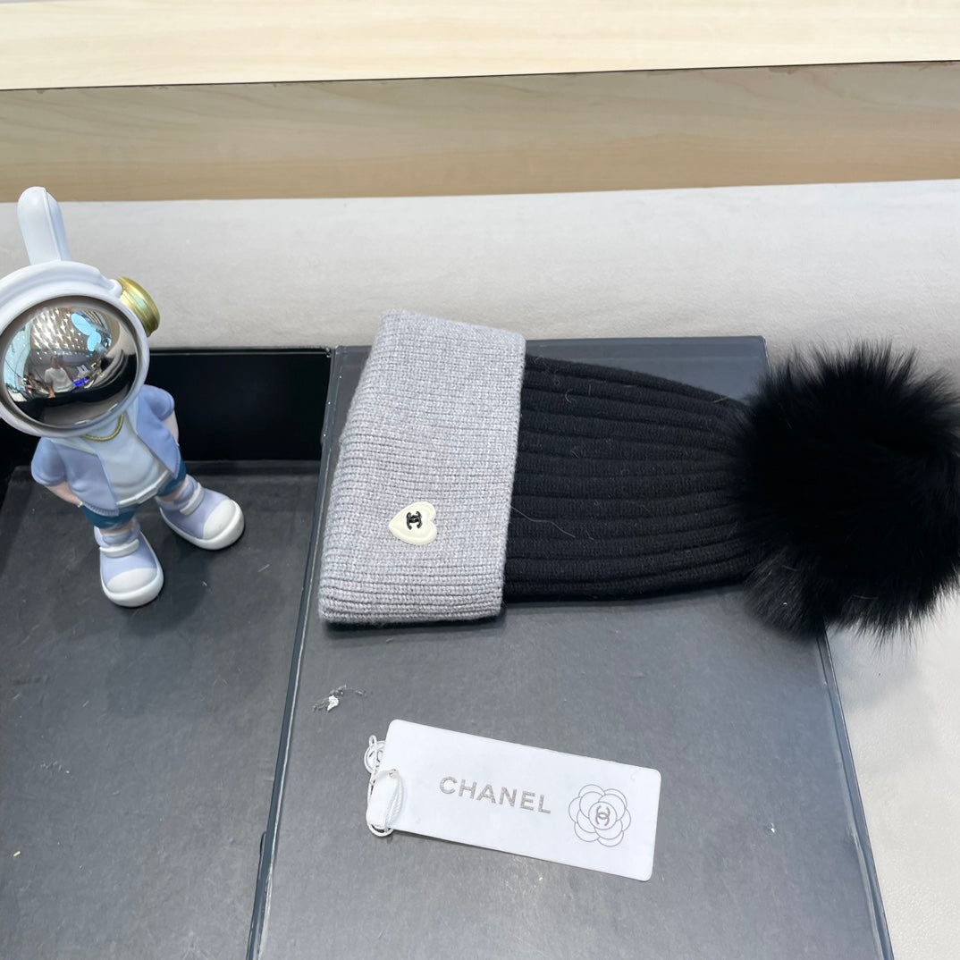 CHANEL BEANIE HAT IN BLACK MIX LIGHT GRAY WOOL 421050