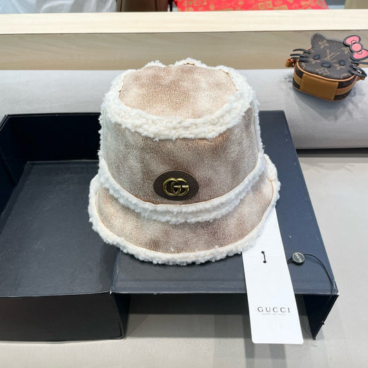 GUCCI BUCKET HAT IN BEIGE TAN LAMBSKIN AND WHITE FLEECE 426222