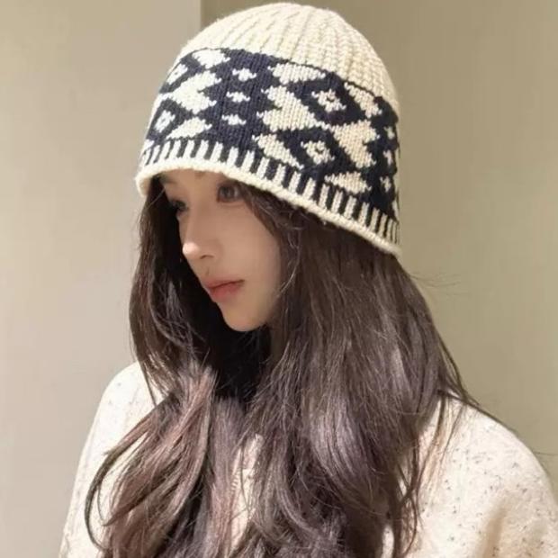 CHANEL BEANIE HAT IN WHITE MIX BLACK WOOL 431697