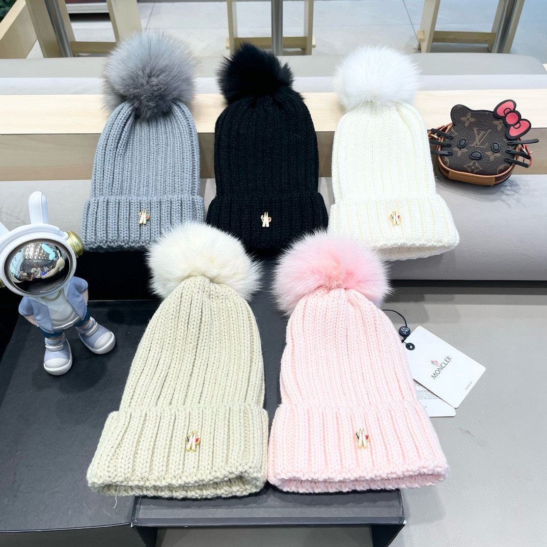 MONCLER WOOL BEANIE WITH POM POM BLACK 435049