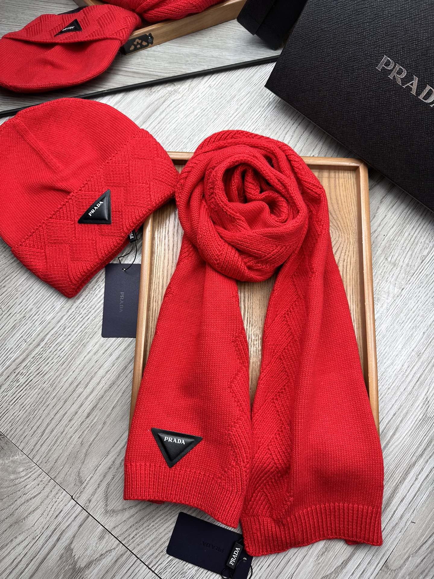 PRADA SET SCARF AND HAT IN CHERRY RED WOOL AND RABBIT FUR 397409