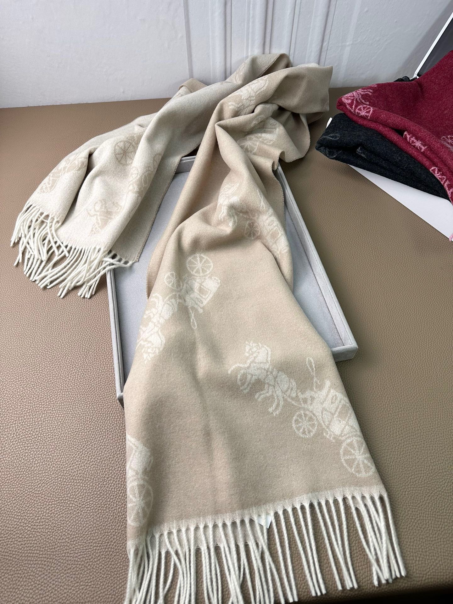COACH HORSE & CARRIAGE PRINT SCARF 195 CM IN BEIGE WOOL 375241