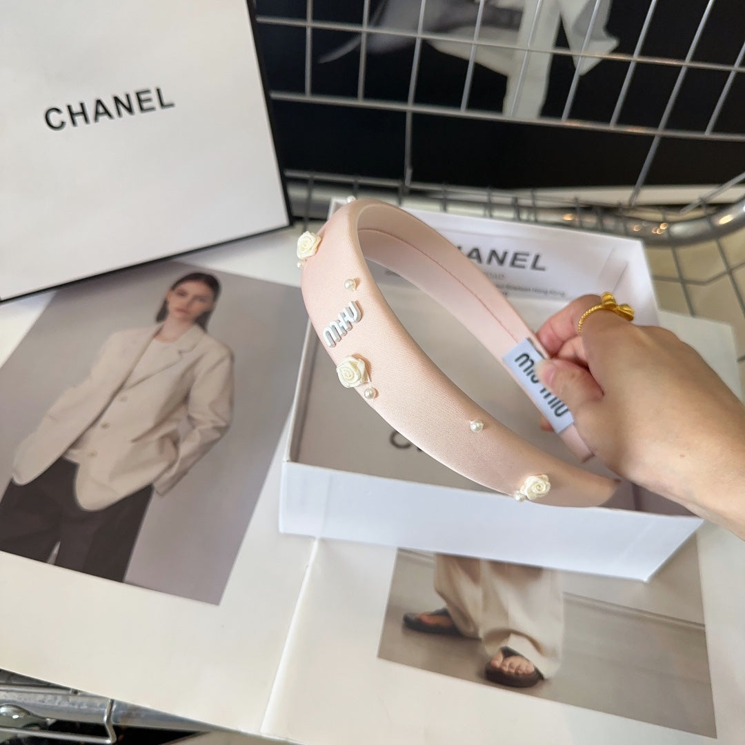 CHANEL HEADBAND EMBELLISHED FLOWER AND PEARL IN LIGHT PINK SILK 194315