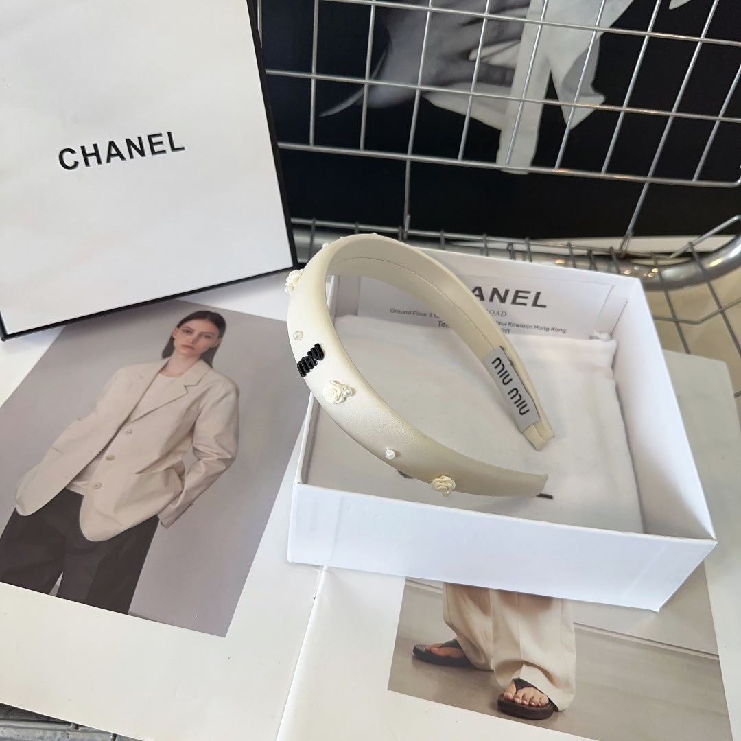 CHANEL HEADBAND EMBELLISHED FLOWER AND PEARL IN IVORY WHITE SILK 194316