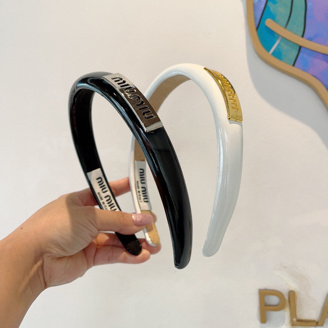 CHANEL HEADBAND IN BLACK PATENT CALFSKIN SILVER LOGO 427344