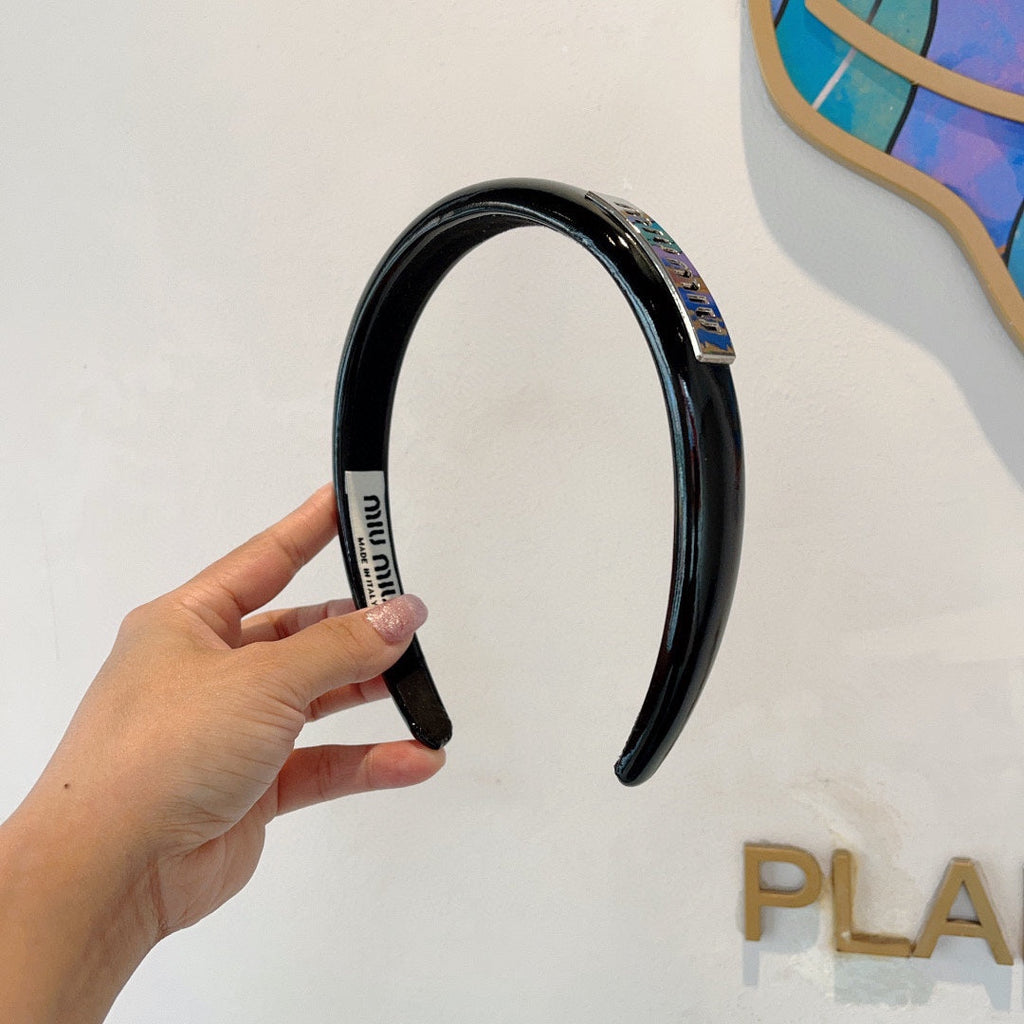 CHANEL HEADBAND IN BLACK PATENT CALFSKIN SILVER LOGO 427344