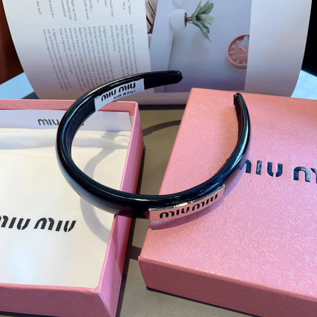 CHANEL HEADBAND IN BLACK PATENT CALFSKIN SILVER LOGO 427344