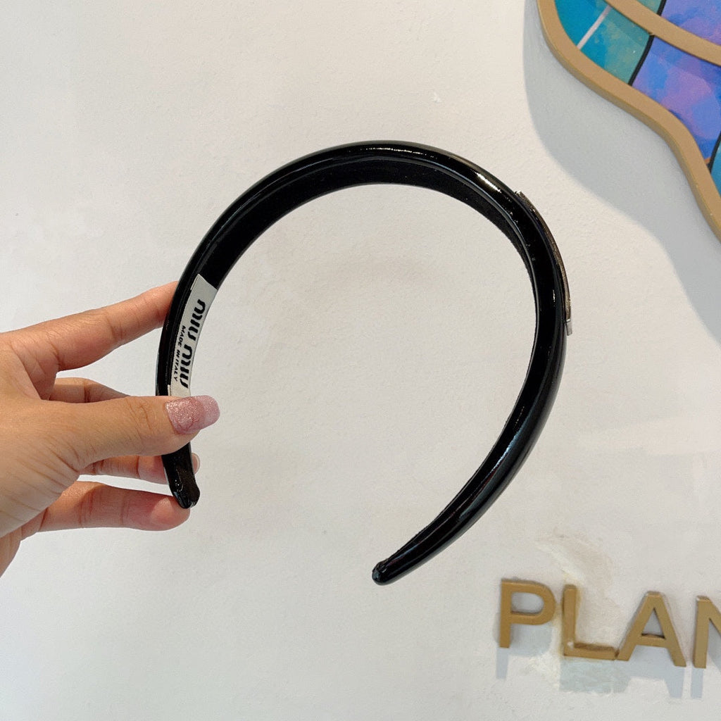 CHANEL HEADBAND IN BLACK PATENT CALFSKIN SILVER LOGO 427344