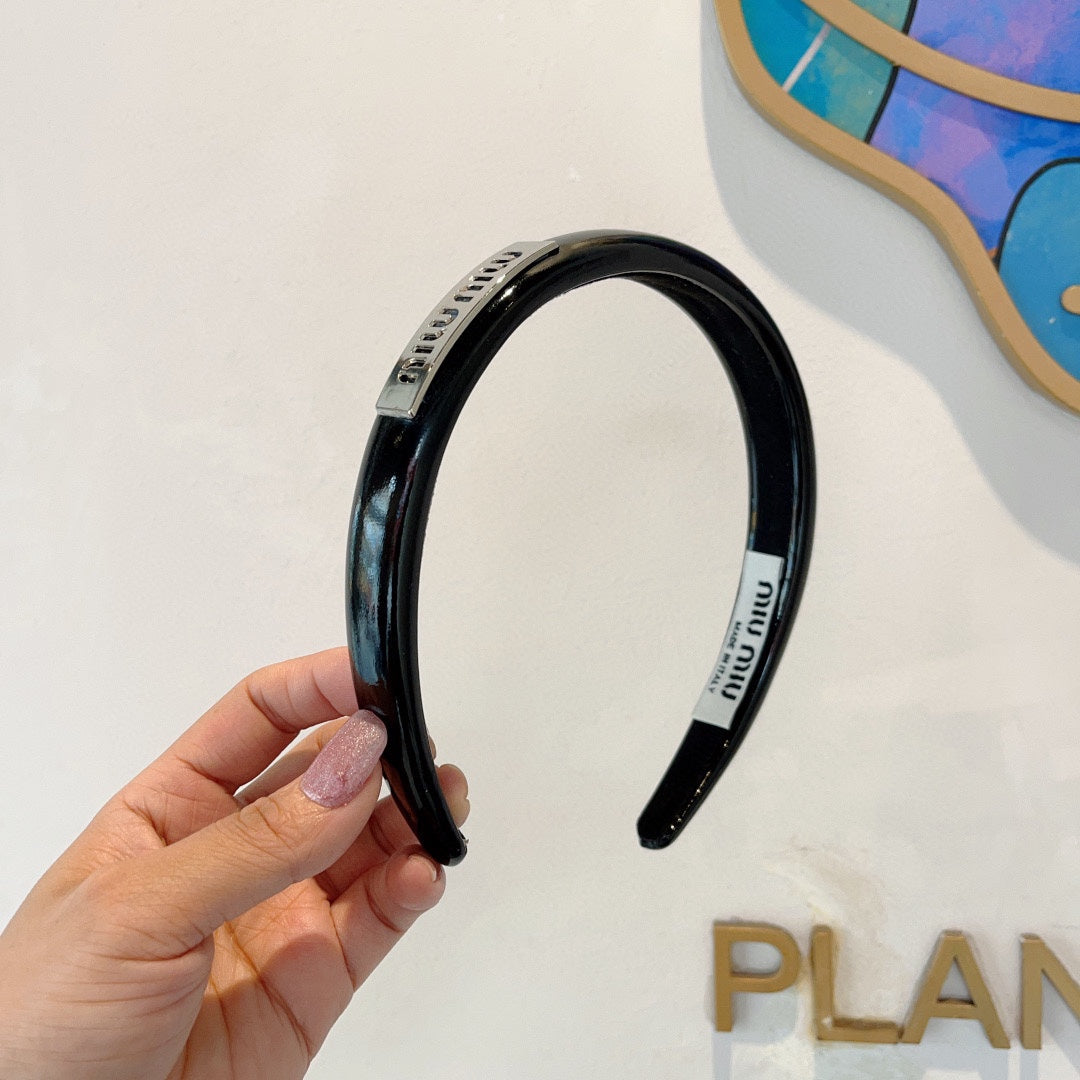 CHANEL HEADBAND IN BLACK PATENT CALFSKIN SILVER LOGO 427344