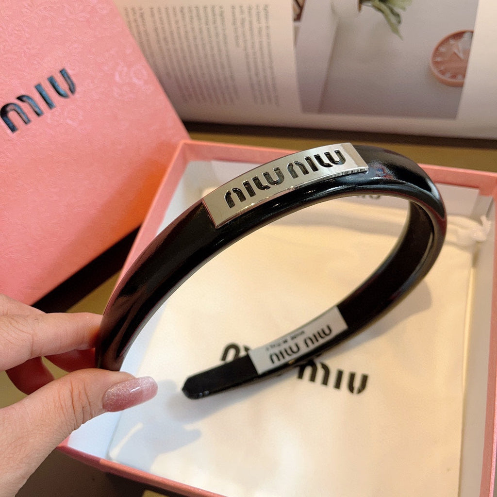 CHANEL HEADBAND IN BLACK PATENT CALFSKIN SILVER LOGO 427344