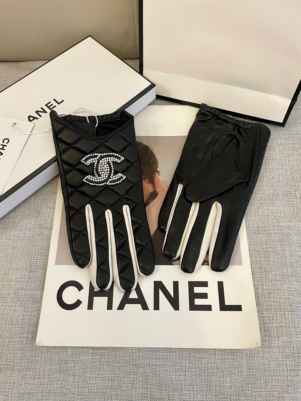 CHANEL GLOVES IN BLACK MIX WHITE SHEEPSKIN 463850
