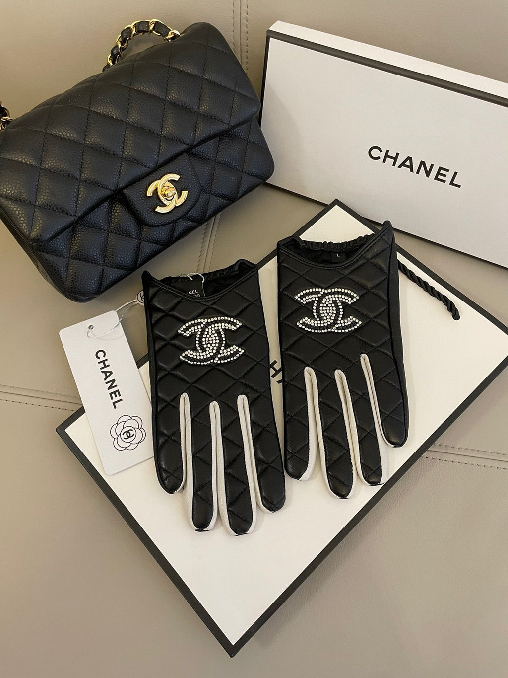 CHANEL GLOVES IN BLACK MIX WHITE SHEEPSKIN 463850