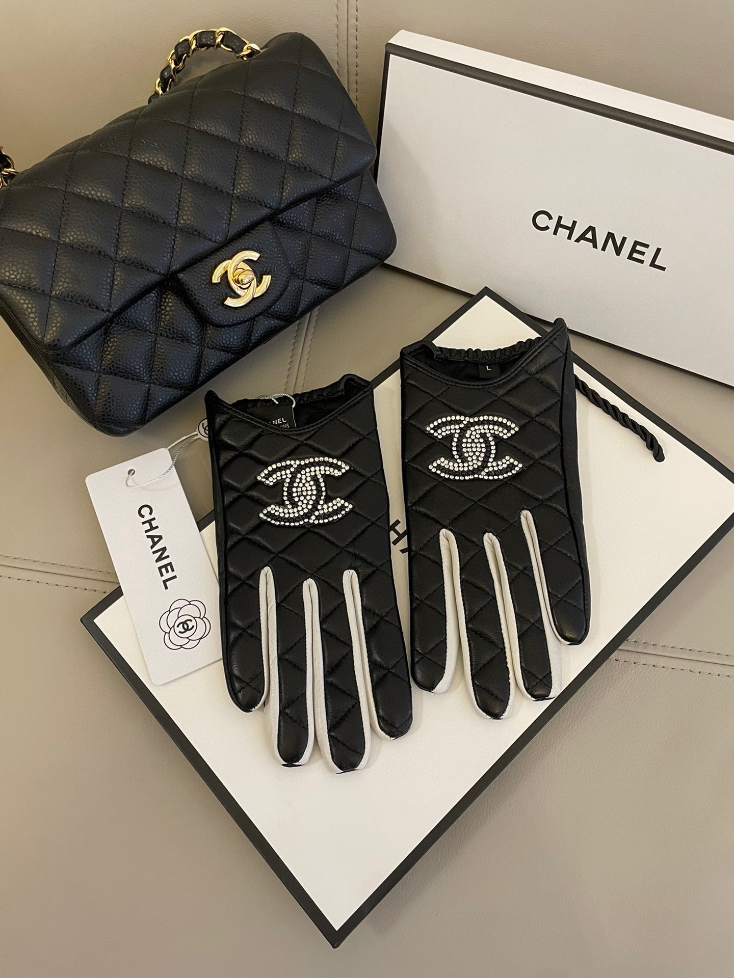 CHANEL GLOVES IN BLACK MIX WHITE SHEEPSKIN 463850