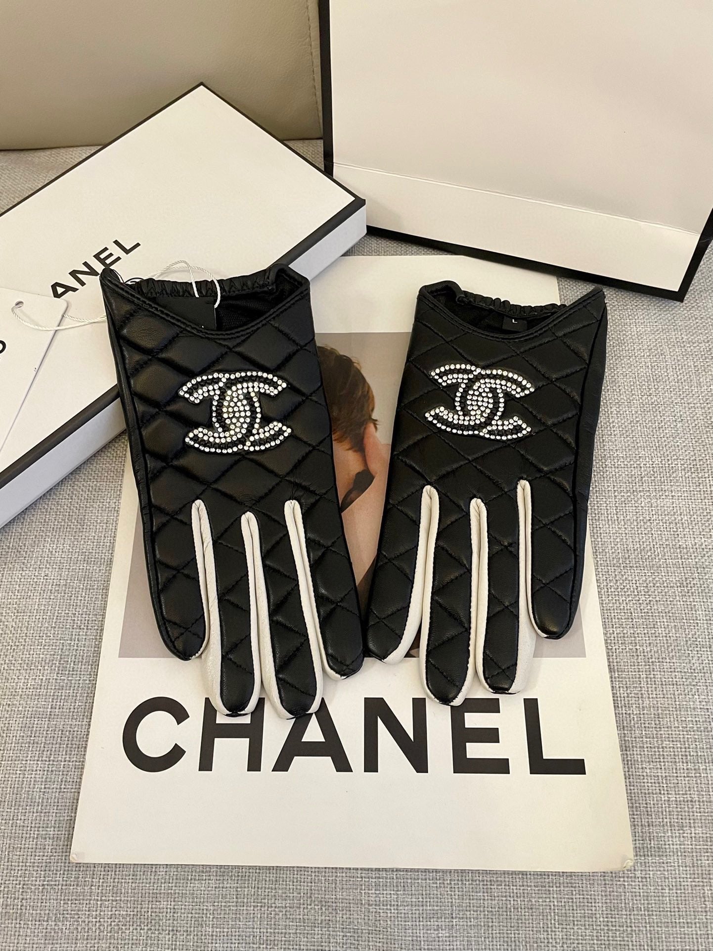 CHANEL GLOVES IN BLACK MIX WHITE SHEEPSKIN 463850