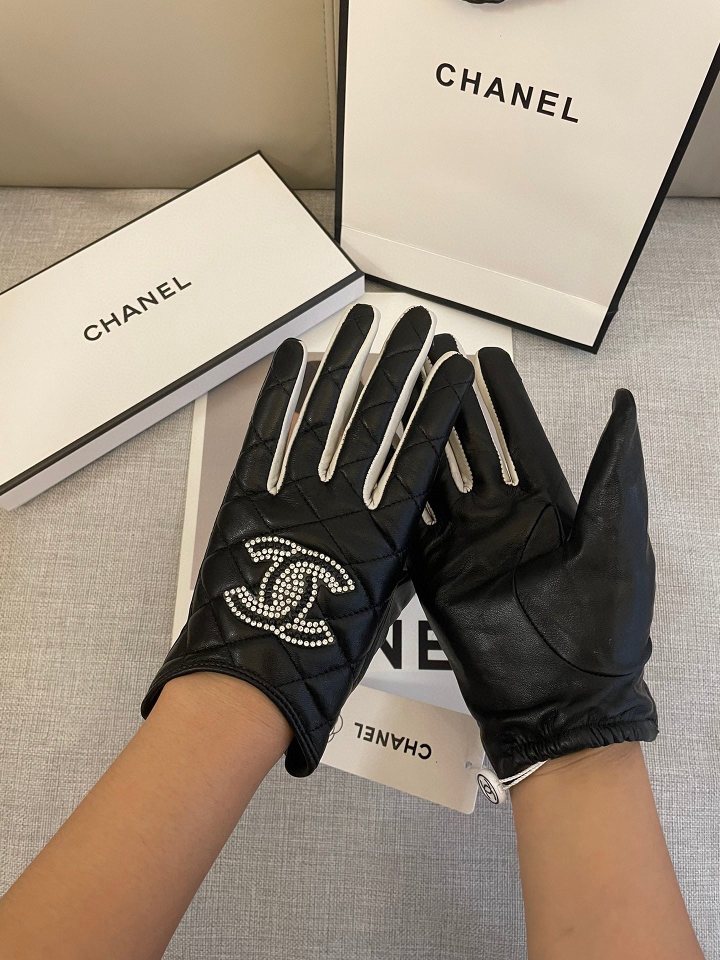 CHANEL GLOVES IN BLACK MIX WHITE SHEEPSKIN 463850