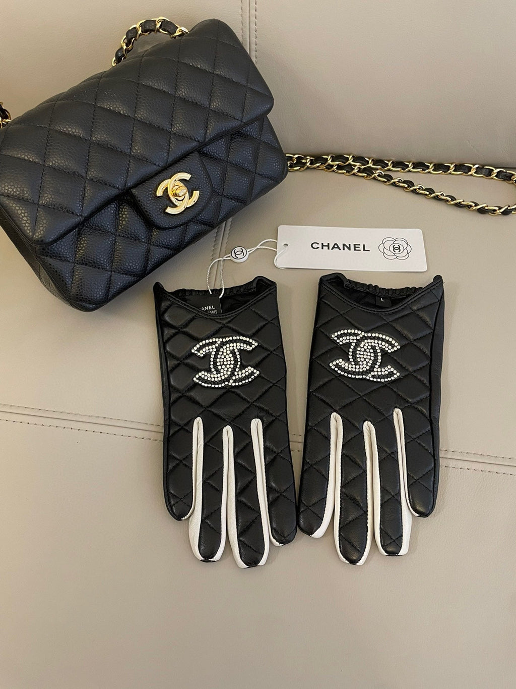 CHANEL GLOVES IN BLACK MIX WHITE SHEEPSKIN 463850