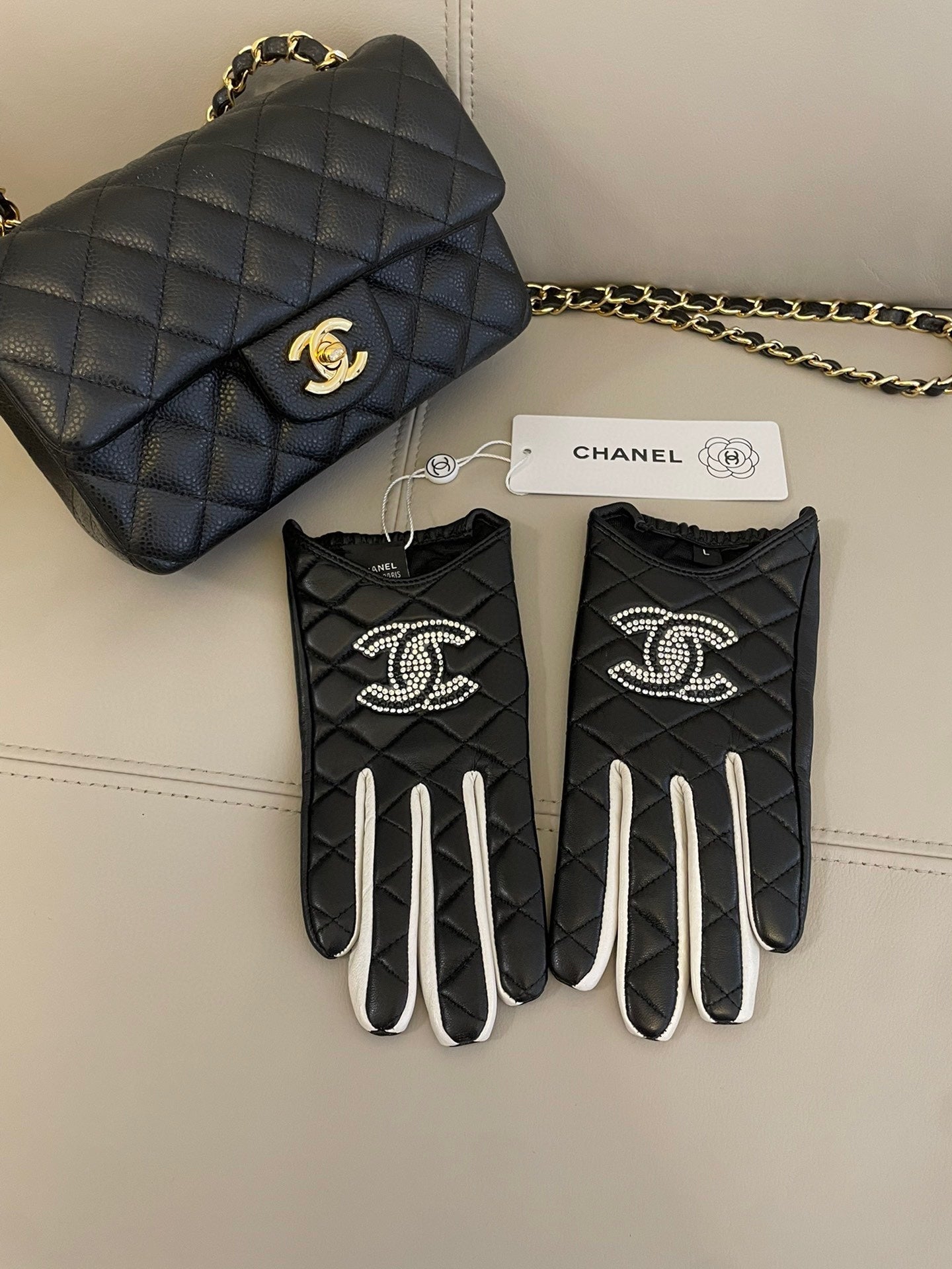 CHANEL GLOVES IN BLACK MIX WHITE SHEEPSKIN 463850