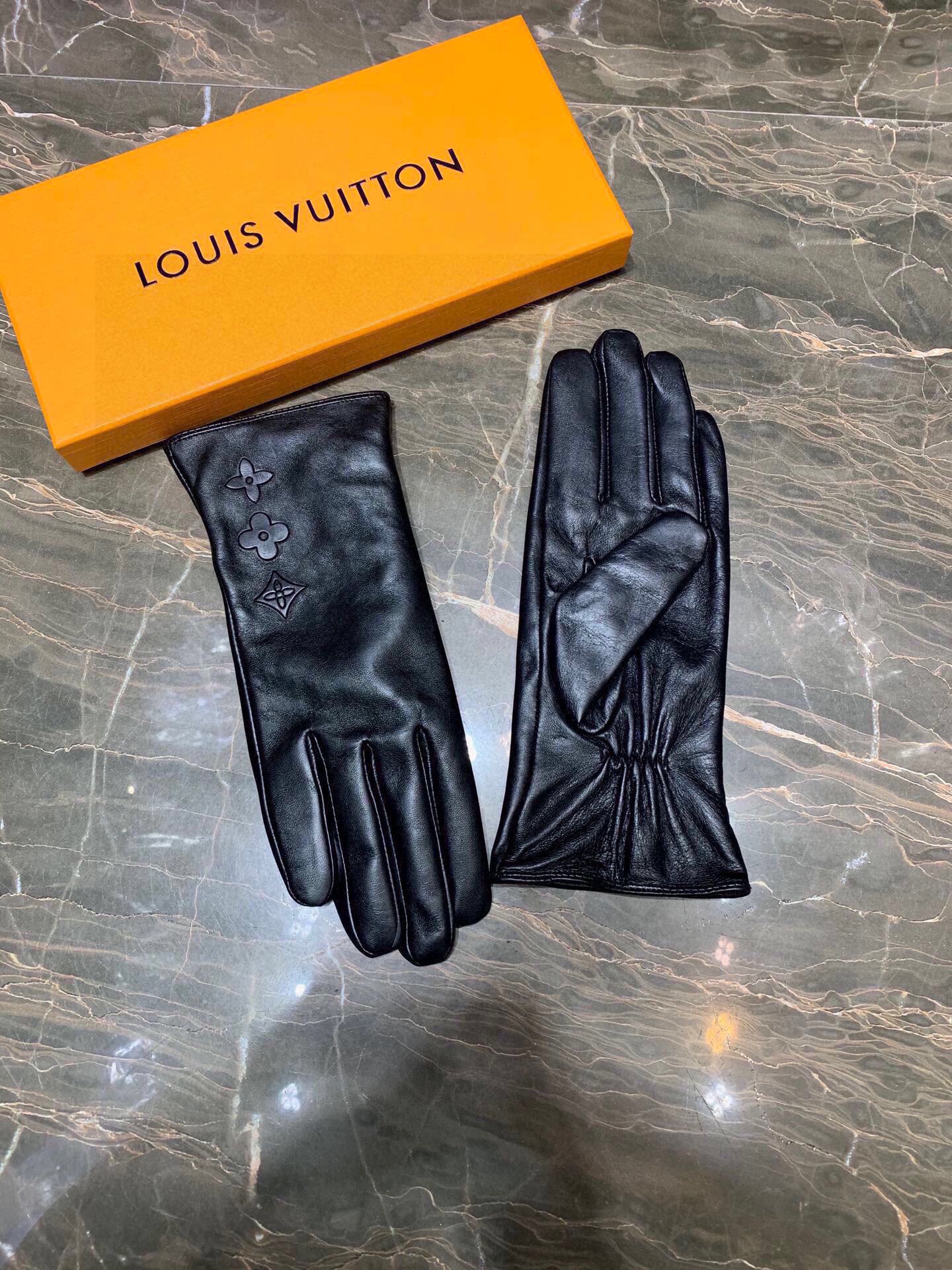 LOUIS VUITTON GLOVES IN BLACK EMBOSSED LAMBSKIN 465060