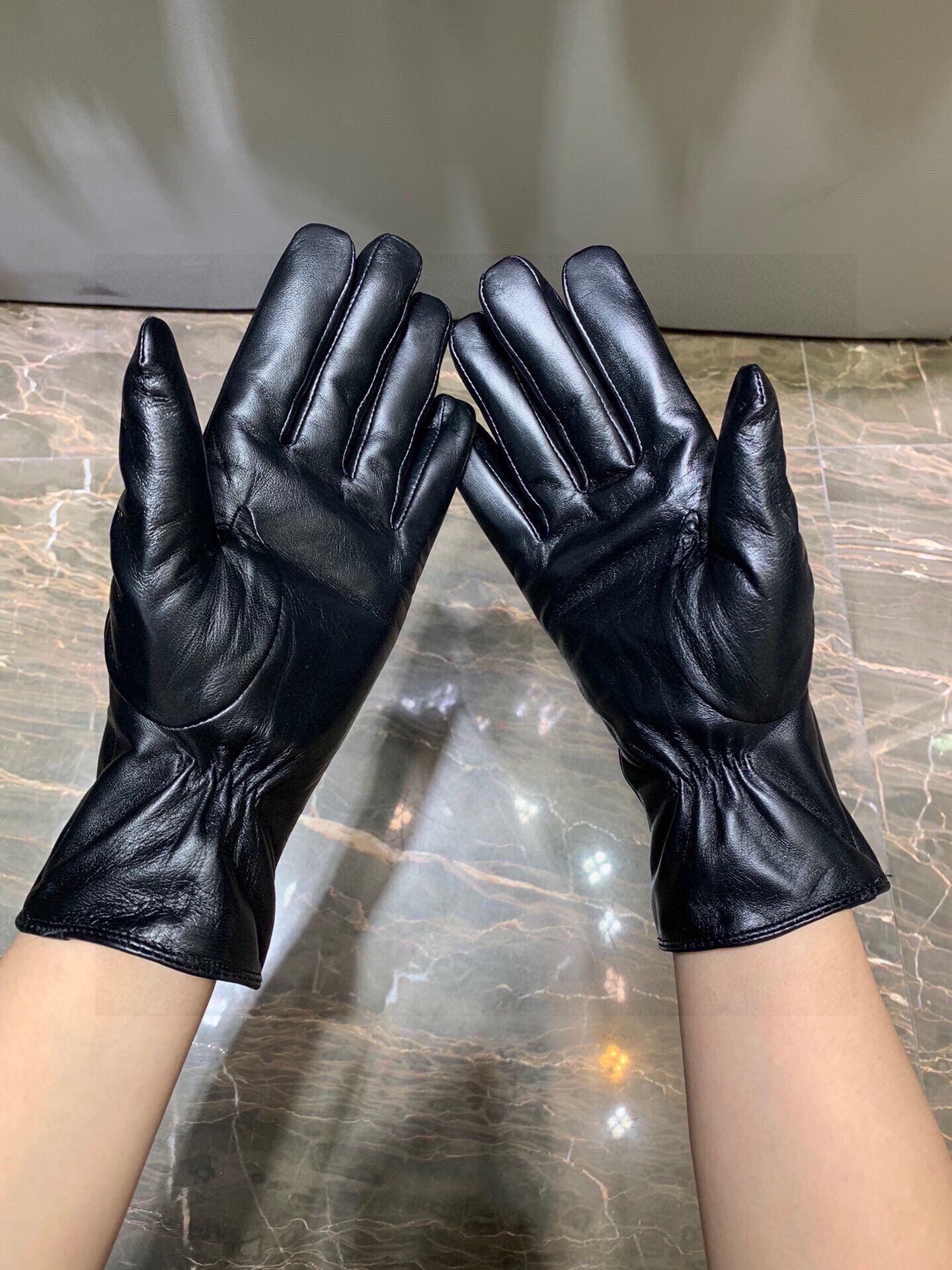 LOUIS VUITTON GLOVES IN BLACK EMBOSSED LAMBSKIN 465060