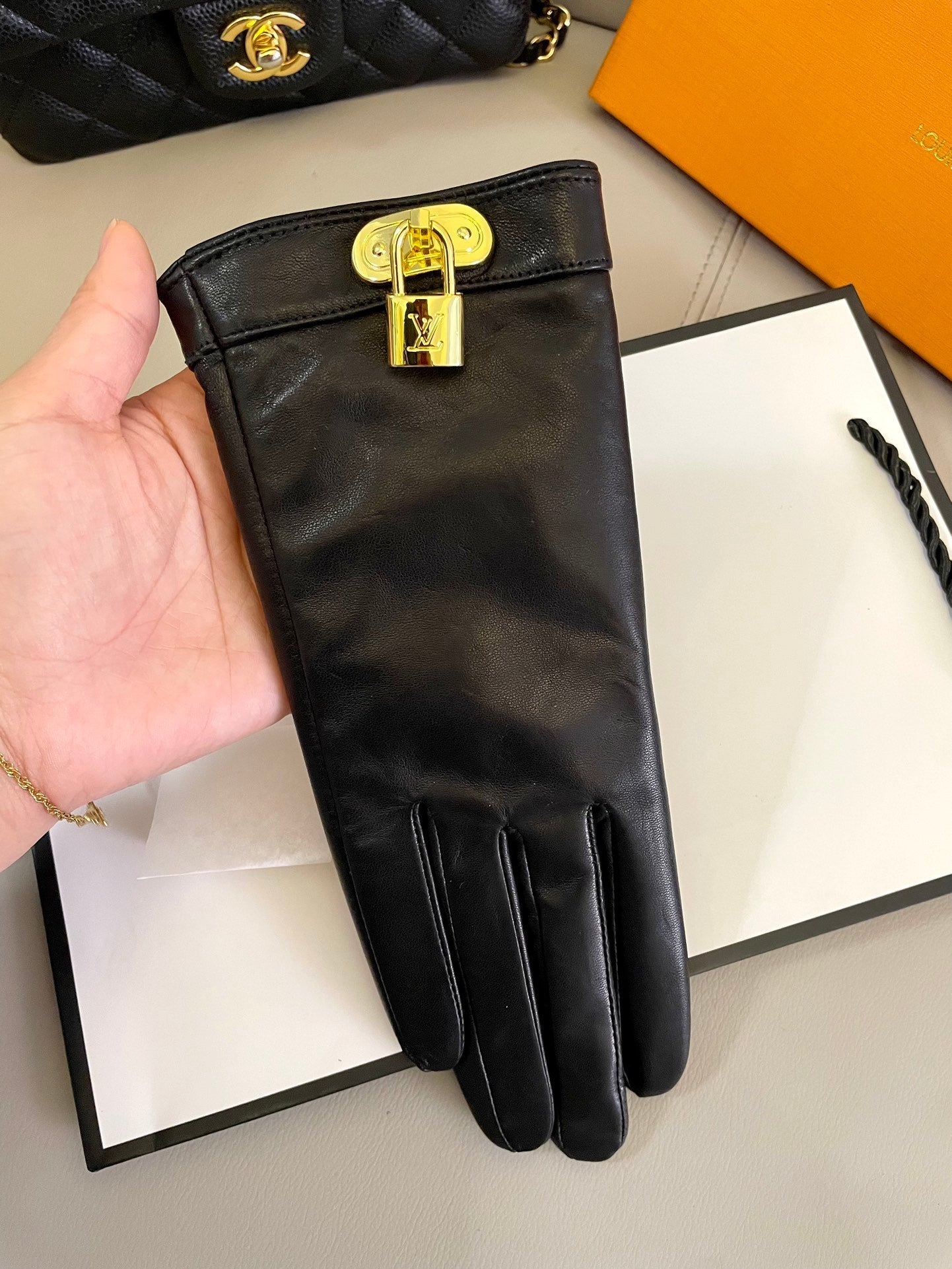 LOUIS VUITTON GLOVES IN BLACK LAMBSKIN WITH GOLD HARDWARE 465064