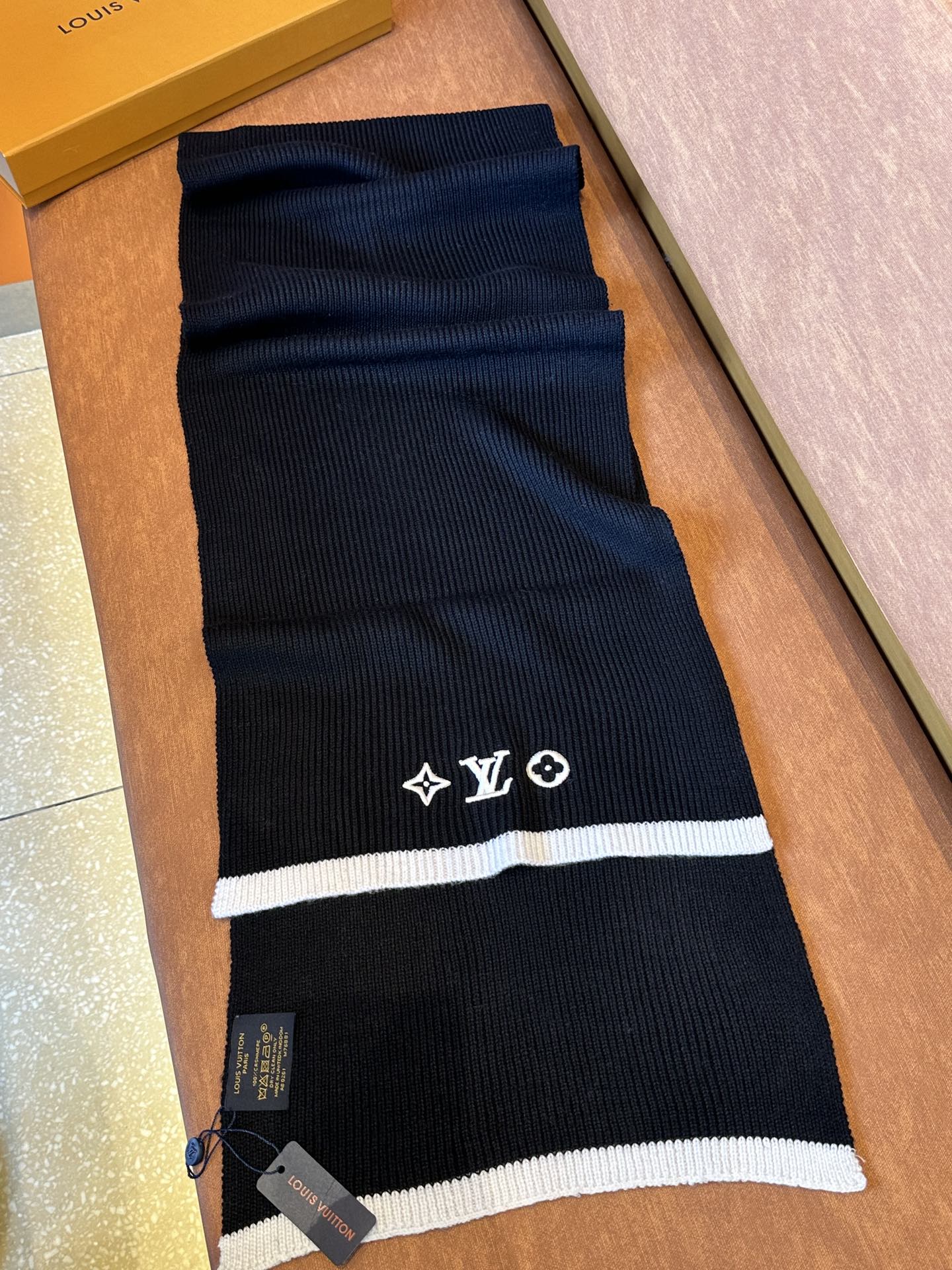 LOUIS VUITTON HEADLINE SCARF 200 CM IN BLACK WOOL 108956