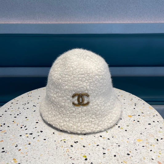 CHANEL BUCKET HAT IN WHITE LAMB FUR 422035