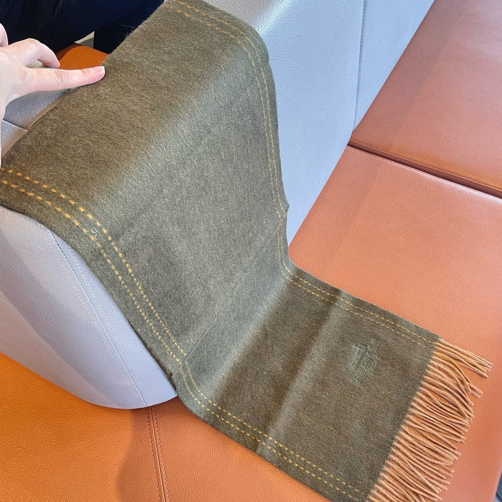HERMES UNIE BRODEE GM MUFFLER IN OLIVE GREEN CASERE