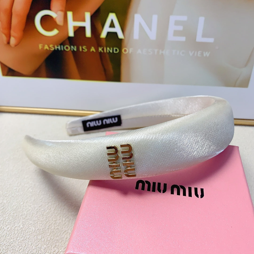 CHANEL THICK HEADBAND IN WHITE SILK GOLD LOGO 241200