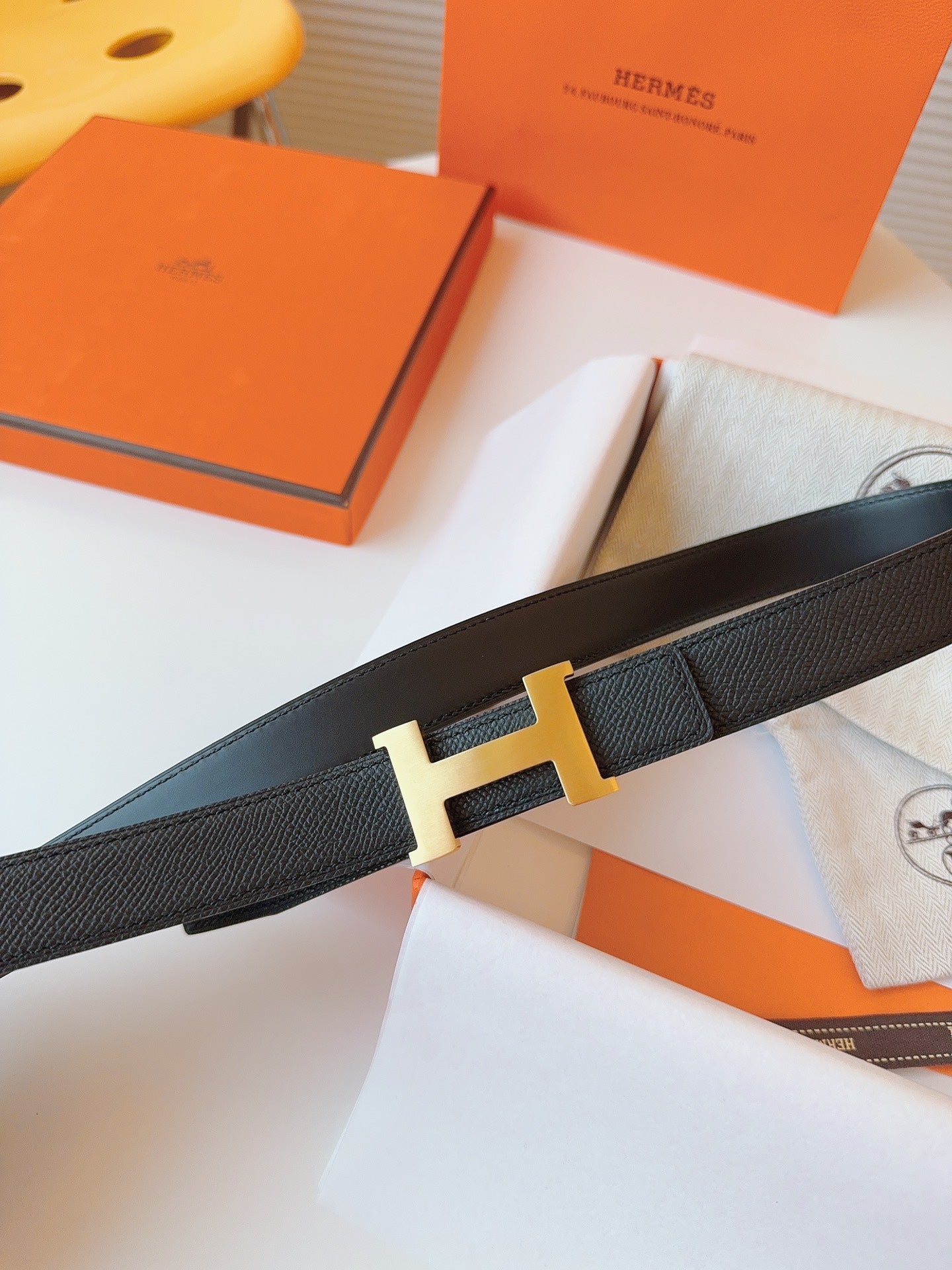 HERMES MINI H BELT BUCKLE & REVERSIBLE BLACK LEATHER STRAP 24 MM GOLD HARDWARE